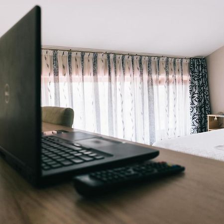 La Tusi Lovrin Otel Dış mekan fotoğraf