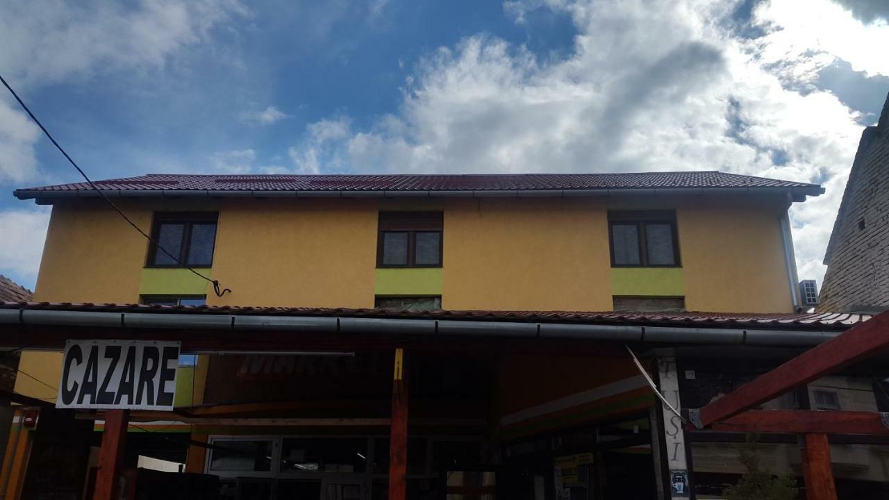 La Tusi Lovrin Otel Dış mekan fotoğraf