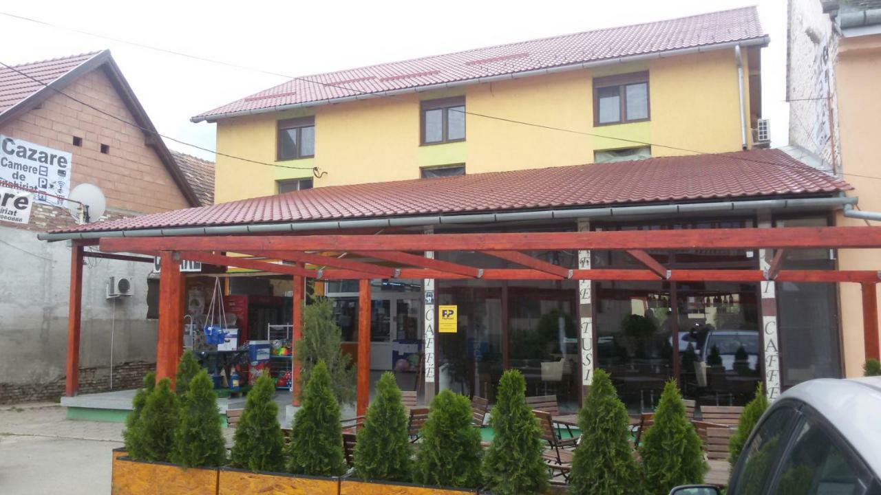 La Tusi Lovrin Otel Dış mekan fotoğraf