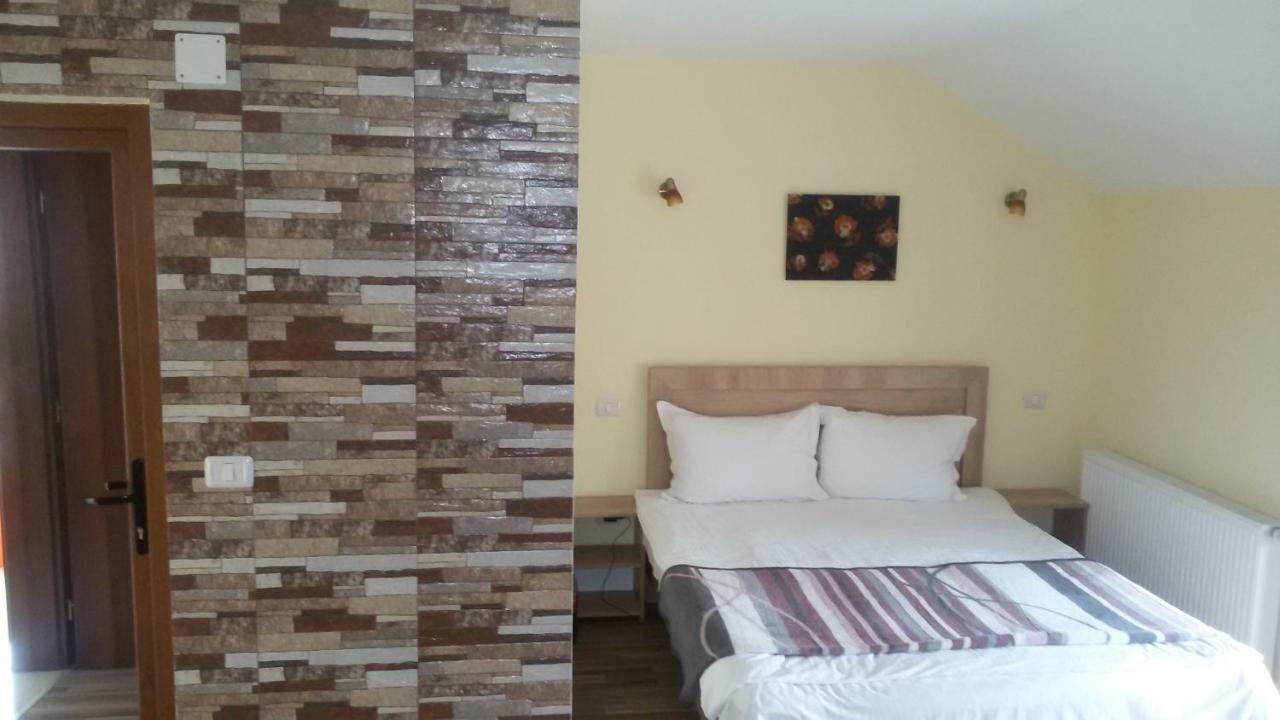 La Tusi Lovrin Otel Dış mekan fotoğraf