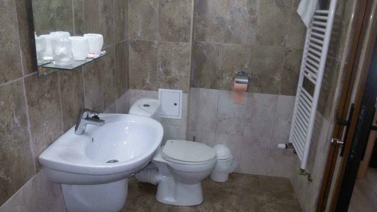 La Tusi Lovrin Otel Dış mekan fotoğraf