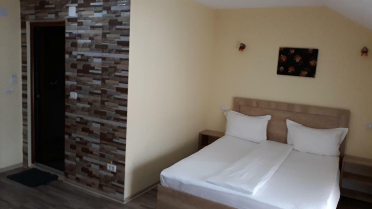 La Tusi Lovrin Otel Dış mekan fotoğraf