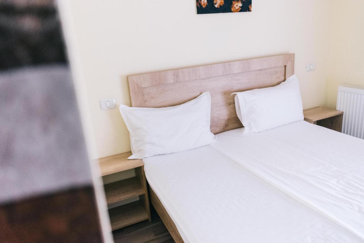 La Tusi Lovrin Otel Dış mekan fotoğraf