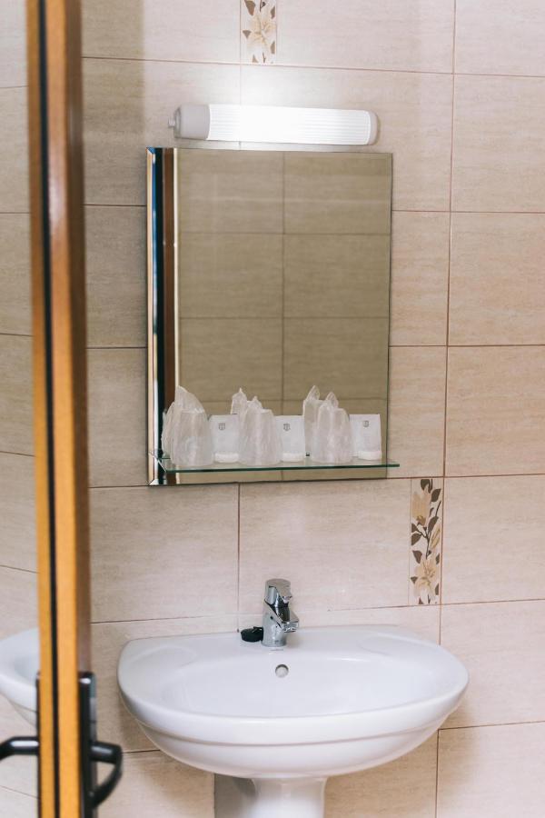 La Tusi Lovrin Otel Dış mekan fotoğraf