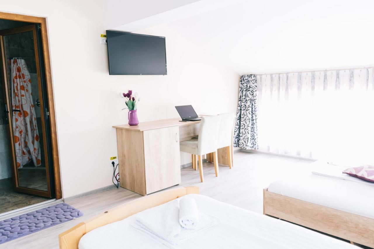 La Tusi Lovrin Otel Dış mekan fotoğraf
