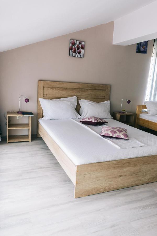 La Tusi Lovrin Otel Dış mekan fotoğraf