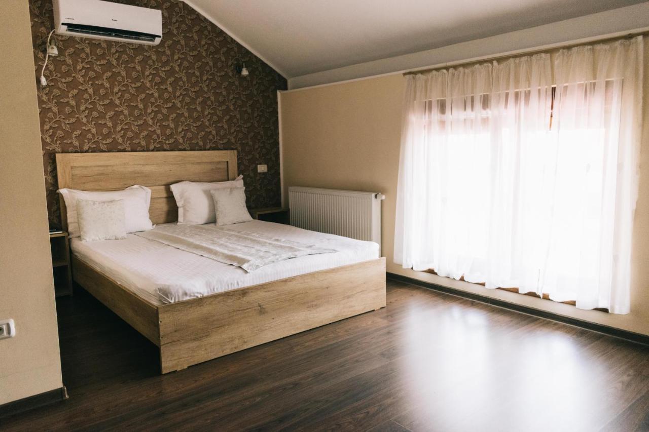 La Tusi Lovrin Otel Dış mekan fotoğraf